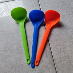 sendok sop/centong/irus plastik perpak isi 3
