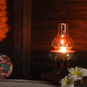 เชิงเทียนไม้จริงสร้างสรรค์ เชิงเทียนวินเทจกลางแจ้งป้องกันลมแรงลมโต๊ะอาหารในเอเชียตะวันออกเฉียงใต้ เชิงเทียนพร้อมครอบกระจก