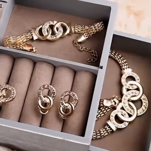 Set perhiasan berkilau mewah empat potong