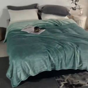 ผ้าห่มนาโนสีเเดง DC1 ผ้าห่ม เนื้อผ้านุ่ม ห่มเเล้วรู้สึกสบาย มีหลายขนาดใช้ได้ในทุกสถานการณ์ เหมาะเป็นของขวัญของฝาก