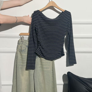 AIYAZHE | เสื้อยืดแขนยาวสีเทาลายทางไหล่เดียวสำหรับผู้หญิง ทรงสลิมฟิต โชว์ไหล่ แฟชั่นฤดูใบไม้ร่วง 2025 เสื้อผ้าทำงานสไตล์เกาหลี