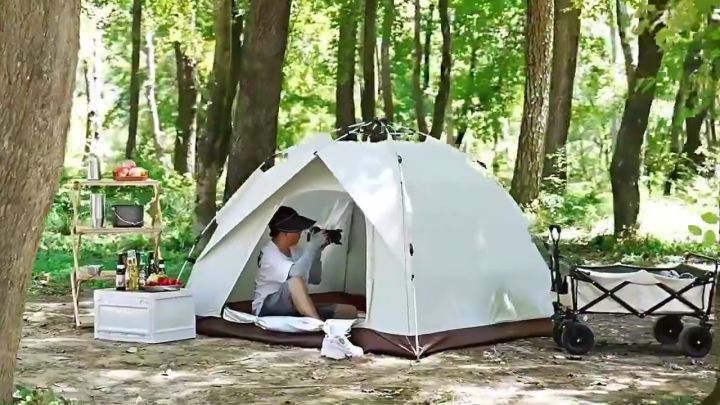 Folding bed outlet tent