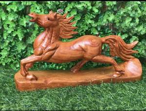 Tượng ngựa phi phong thủy gỗ hương kt 30/17/7
