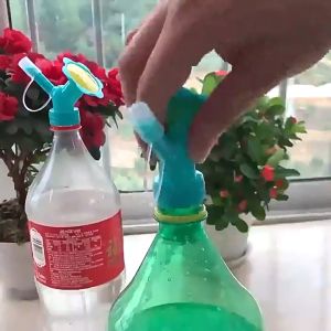 Đầu vòi tưới cây (ô doa) gắn chai nước 2 đầu tiện lợi có nắp đậy