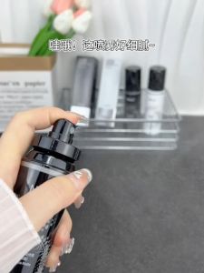 สเปรย์ล็อกเครื่องสำอาง สเปรย์เซ็ตติ้งเมคอัพ ช่วยให้เครื่องสำอางติดทนนาน รู้สึกสดชื่น ผิวกระจ่างใส ไม่ไหลเยิ้มระหว่างวัน ไม่มันเยิ้ม มีสองสูตรให้เลือกที่เหมาะกับผิว