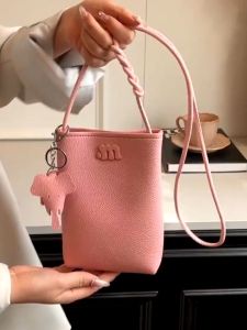 koreafashionshop(KR2232) กระเป๋าสะพายข้างสีพาสเทล หนังพียู.M มีที่ห้อยช้าง ทรงโฟน