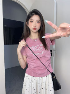 เสื้อยืดแขนสั้นผู้หญิงทรงเข้ารูปสไตล์เกาหลี ลายตัวอักษร ลายผีเสื้อ คอตุ้ม ทรงเข้ารูป ทรงเข้ารูป แขนสั้น คอตุ้ม เสื้อผ้าทำงาน