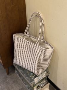 กระเป๋าถือลายทางความจุขนาดใหญ่ กระเป๋าสะพายไหล่ผ้าใบสไตล์เกาหลีสำหรับผู้หญิง กระเป๋าถือสำหรับเด็กผู้หญิง กระเป๋าใส่ของสำหรับนักเรียน กระเป๋าถือแบบลำลอง