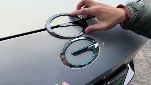 Aion y plus/es สติกเกอร์โลโก้ตกแต่งรถยนต์ สีดำ / คาร์บอนไฟเบอร์ ชุดแต่ง ของแต่ง accessories