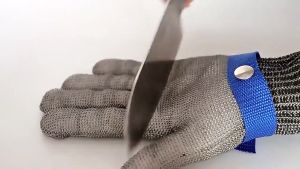 ถุงมือกันบาด ถุงมือกันของมีคมบาด Safety Gloves ถุงมือสแตนเลส กันของแหลมคมเจาะทะลุ กันหนาม ทนสารเคมี กันลื่น ถุงมือเนื้อตาข่าย ช่วยปกป้องมือได้เป็นอย่างดี และเน้นการหยิบจับที่กระชับและปลอดภัย