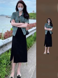 ชุดเดรสสั้นสไตล์เกาหลีฤดูร้อนปี 2023 พร้อมแจ็คเก็ตยีนส์ ชุดสองชิ้น สไตล์ Little Black Dress เอวสูง แขนสั้น กระโปรงทรงเอ
