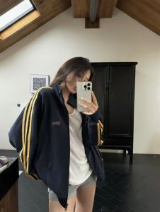 เสื้อแจ็คเก็ตสเวตเตอร์คอตั้งสไตล์อเมริกันย้อนยุคสีน้ำเงินเข้ม 3 แถบ แจ็คเก็ตเบสบอลสปอร์ตฮิปฮอป คาร์ดิแกนเปิด