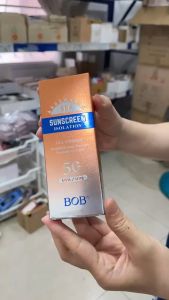 SPF 50 PA+++ ครีมกันแดด บรรจุภัณฑ์ช่วยป้องกันUVA/UVB ผสมมอยสเจอร์ เฉพาะเกลี่ยว ให้ผิวเกลี่ยวยมด คล้องไปกับเนื้อหาที่เป็นสารสกัด ไม่น่ารักได้