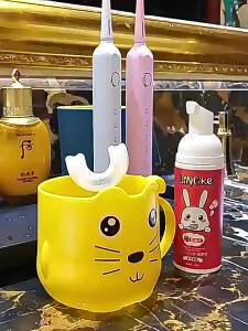 2-6 Year Old Kids U-Shaped Silicone Toothbrush Soft Bristles Cartoon Design Oral Care Set with Strawberry Flavor Toothpaste