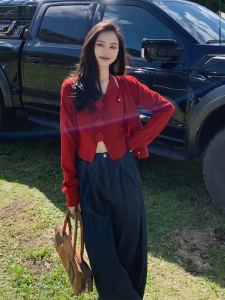 เสื้อกั๊กถักสีแดง แขนยาว ทรงหลวม สำหรับผู้หญิง ดีไซน์ดอกไม้สามมิติ เซ็กซี่ คอวี กระโปรงสั้น ฤดูใบไม้ร่วง 2024