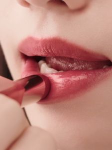 【New Product】 INTO YOU Glowing Lipstick Lipstick Moisturizing and Lightweight Mirror Lip Protector Color Long-lasting Bright Lip Mud Lipstick Lip Gloss