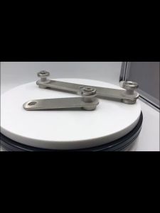 Buat Tampilan Balkon Menjadi Lebih Mewah Dengan Penjepit Kaca Strip Double Solid Stainless