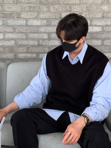 Early Autumn Black V-Neck Knitted Vest Mens Fashion Hong Kong Style Versatile Retro Dongda Gate Sweater Casual Loose Fit Urban Style