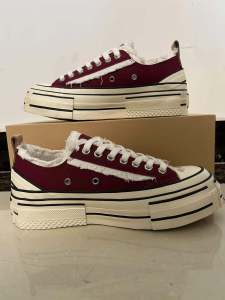 รองเท้าผ้าใบสีแดงคลาสสิกแบบมีปม ทรงหัวมน พื้นยาง สวมใส่สบาย สำหรับผู้ชายและผู้หญิง ผลิตจากวัสดุคุณภาพสูง รองเท้าผ้าใบสไตล์ลำลอง