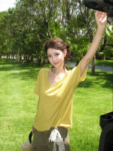 THROUS | Áo Thun Nữ Hàn Quốc Màu Đơn V-Neck Tay Ngắn