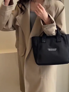 EchoBliss  กระเป๋าถือผ้าแคนวาสสไตล์ญี่ปุ่นสำหรับใส่อาหารกล่อง ดีไซน์เรียบหรูพร้อมก้านหูจับและตัวล็อกแบบริเว็ต