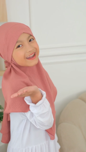 Jilbab Bergo Tali Anak Clara Crinkle Warna Cerah - Hijab Modern untuk Perempuan Usia 3-12 Tahun