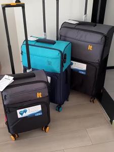 Lightweight Oxford Expandable Quiet Wheeled Suitcase 24in