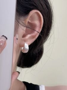 ต่างหูลูกปัดเงาสไตล์เกาหลีเรียบง่ายทันสมัย ต่างหูแบบอเนกประสงค์สำหรับการเดินทางไปทำงานในชีวิตประจำวัน