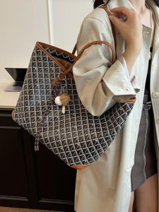 กระเป๋าถือทรงสี่เหลี่ยมลายสก็อตสไตล์อเมริกันสำหรับผู้หญิง กระเป๋าสะพายไหล่ขนาดใหญ่ กระเป๋าสะพายข้างสำหรับเดินทาง กระเป๋าถือหนัง PU ทรงสี่เหลี่ยม