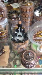 COMBO 2 Hộp Nhang Nụ trầm hương Mùi vị QUẾ và Lư xông gốm GIA KHANG Trầm Hương hộp 35 nụ đốt xông nhà tăng vượng khí hút tài lộc thanh lọc không khí.