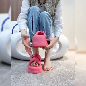 LHSunday ใหม่ล่าสุด รองเท้าแตะสายไขว้แฟชั่น งานดีไซน์สวยโดดเด่น ผลิตจากวัสดุดีมีคุณภาพ เดินสะดวกสบาย สีสวยหรู ใส่แล้วโดนใจ มีให้เลือก 3 สี ใส่สบายมาก ควรมีติดบ้านไว้ ห้ามพลาด