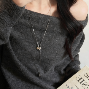 Elegant Metal Waterdrop Pendant Necklace Womens Versatile Layering Lightweight Luxury Sweater Chain Accessory