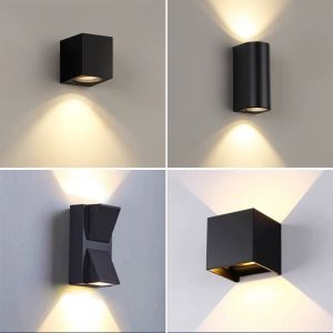 ไฟ LED ผนังกลางแจ้งโคมไฟติดผนังภายนอก IP66 กันน้ํา LED โคมไฟสําหรับระเบียงด้านหน้าประตูโคมไฟติดผนังสวน