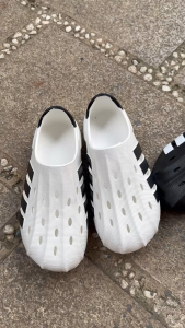 GIÀY SỤC NAM 4 SỌC CHẤT EVA CÓ LỖ THOÁNG KHÍ NHẸ PHONG CÁCH THỜI TRANG THỂ THAO KHÔNG BÍ HƠI