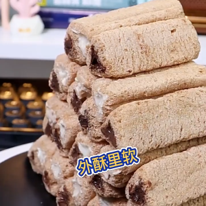 吃货一族 现货速发 网红熔岩三角酥(1小条)夹心巧克力饼干单独小包装年货解馋休闲小零食批发Lava Triangle Crisp (1 Stick) Chocolate Filled Biscuit Individually Packaged Perfect for Snacks Chinese New Year Treats Wholesale Available