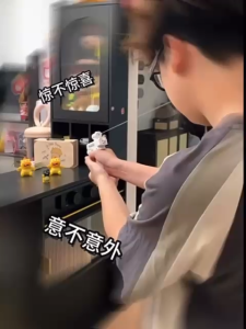 MAINAN AIR PISTOL AIR PRANK 2SISI SEMPROTAN MAINAN LUAR RUANGAN HIBURAN LELUCON ANAK FAMILY