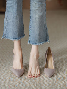 Feifei ฤดูใบไม้ผลิ ฤดูร้อน รองเท้าส้นสูงกํามะหยี่ใหม่ ผู้หญิง รองเท้ายืดบางขนาดเล็กปากสีเทารองเท้าเดียว ทันสมัย เซ็กซี่