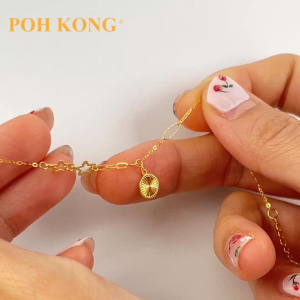 POH KONG 750/18K Yellow Gold Double Star With Textured Circle Bracelet