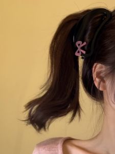 กิ๊บติดผมรูปผีเสื้อผ้าไวนิลสีชมพูหรูหรา ทรงหางฉลาม สไตล์เกาหลี สำหรับผู้หญิง ชุบเงิน คลิปติดผมแบบทันสมัย ​​อื่นๆ