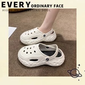 Lishops เข้าใหม่ รองเท้าแตะคุณผู้หญิง ดีไซน์ใหม่เท่มาก ไม่มีตัวการ์ตูนแต่รูระบายอากาศด้านบนเขาะมาเป็นลายดอกไม้เท่ๆ สั่งเลยพร้อมส่งมาก