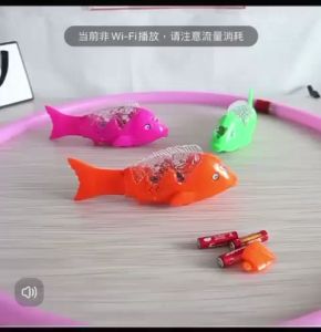MAINAN ANAK IKAN BERGERAK GOYANG LAMPU LED DENGAN MUSIK / MAINAN IKAN KOI ADA MUSIK WARNA-WARNI
