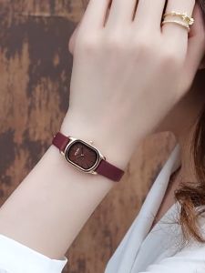 Julius แบรนด์แท้ ร้านไทยส่งเร็ว นาฬิกาผู้หญิง สายหนัง ทรงวงรี เรือนเล็กกะทัดรัด สวยหรู