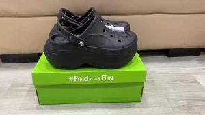 Giày dép crocs chuẩn xịn chống hôi chân nhựa tế bào êm mềm siêu bền đi mưa lội nước đi biển Giày sục crocs bella clog đế xuồng 8cm cho nữ màu đen full box