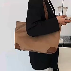 กระเป๋าสะพายคล้องไหล่ผู้หญิงทรงช้อปปิ้งขนาดใหญ่ งานผ้าไนล่อน ทรงสวยสไตส์เรียบง่าย วัสดุหนังเเละผ้าไนล่อนกันน้ำ