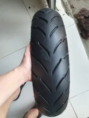 vỏ lốp 130/70-17 . chính hảng .củ tháo xe. còn tốt . bám đường .giá cực rẻ .gắn các loại xe máy xe tay côn