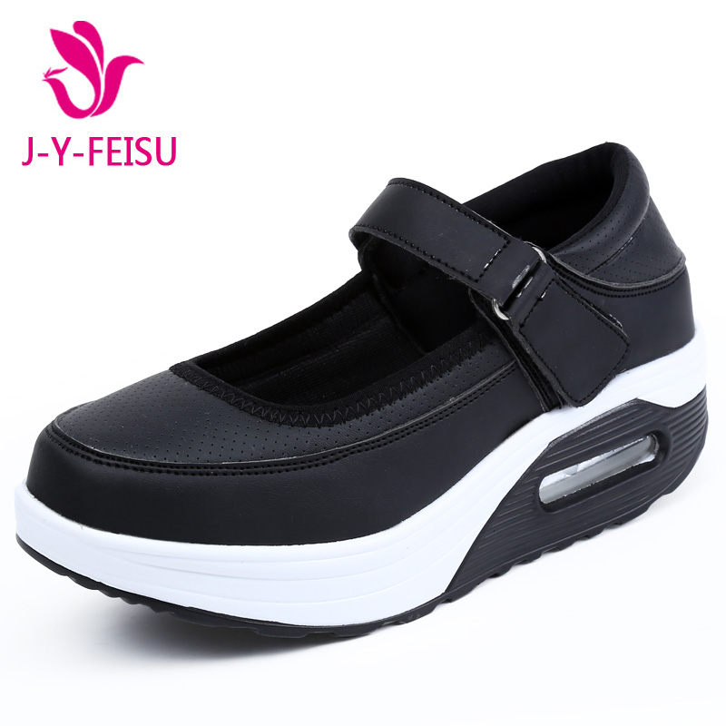 Làm thế nào để chọn giày đế dày phù hợp cho chuyến du lịch mùa xuân mà không bị đau chân?