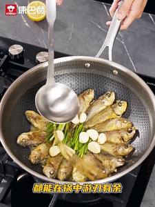 316 food-grade stainless steel wok features a glass lid honeycomb non-stick coating designed for healthy cooking scratch-resistant durable rust-proof rapid and even heating. Suitable for most kitchen cookware Kuali keluli tahan karat 32-36cm不锈钢炒锅