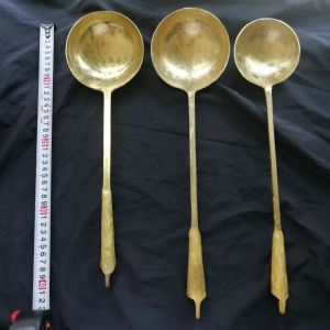 ช้อนทองแดงแบบทนทานสำหรับทำอาหารในครัว เครื่องมือทำอาหารแบบดั้งเดิมสำหรับทำไข่หมูทอด ช้อนตักซุปแบบหินทราย ไม่มีการเคลือบ