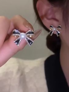 0 บาท⚡️⚡️⚡️ QKJ ต่างหูเม็ดเดี่ยวรูปโบว์สีดำหวาน1คู่สำหรับผู้หญิงต่างหูคริสตัลเคลือบมุกน่ารักเครื่องประดับแฟชั่นสำหรับงานเลี้ยงของขวัญวันเกิด