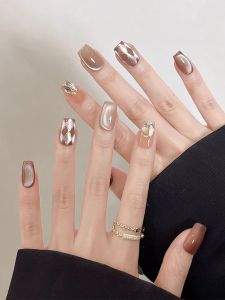 เล็บแต่งตัวทำมือ Pure Handmade Wearable Nail Art ดีไซน์ตาแมวประดับเพชรสีทองและสีเทาอ่อน สไตล์ไฮเอนด์ ใหม่ล่าสุด 2025